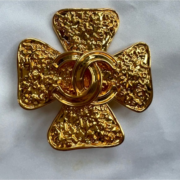 Chanel Vintage 24K Gold Clover Brooch - Picture 4 of 5